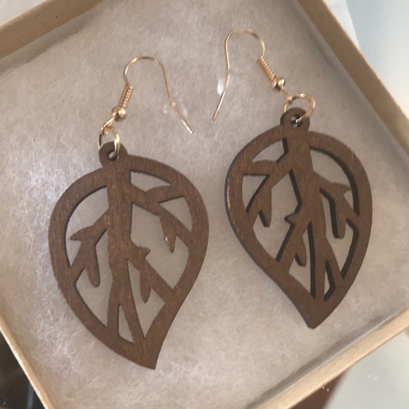 Wooden leaf earrings. - Picture 4 of 4